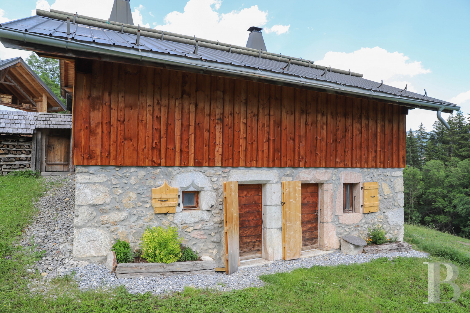 A traditional chalet barn surrounded by alpine pastures in Haute-Savoie, not far from Morzine - photo  n°3